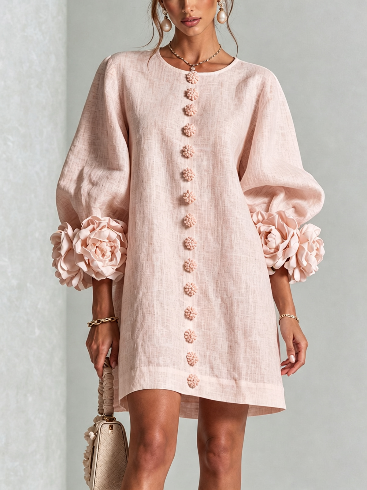 Mini robe blanche boutonnée à fleurs et poignets floraux sculptés