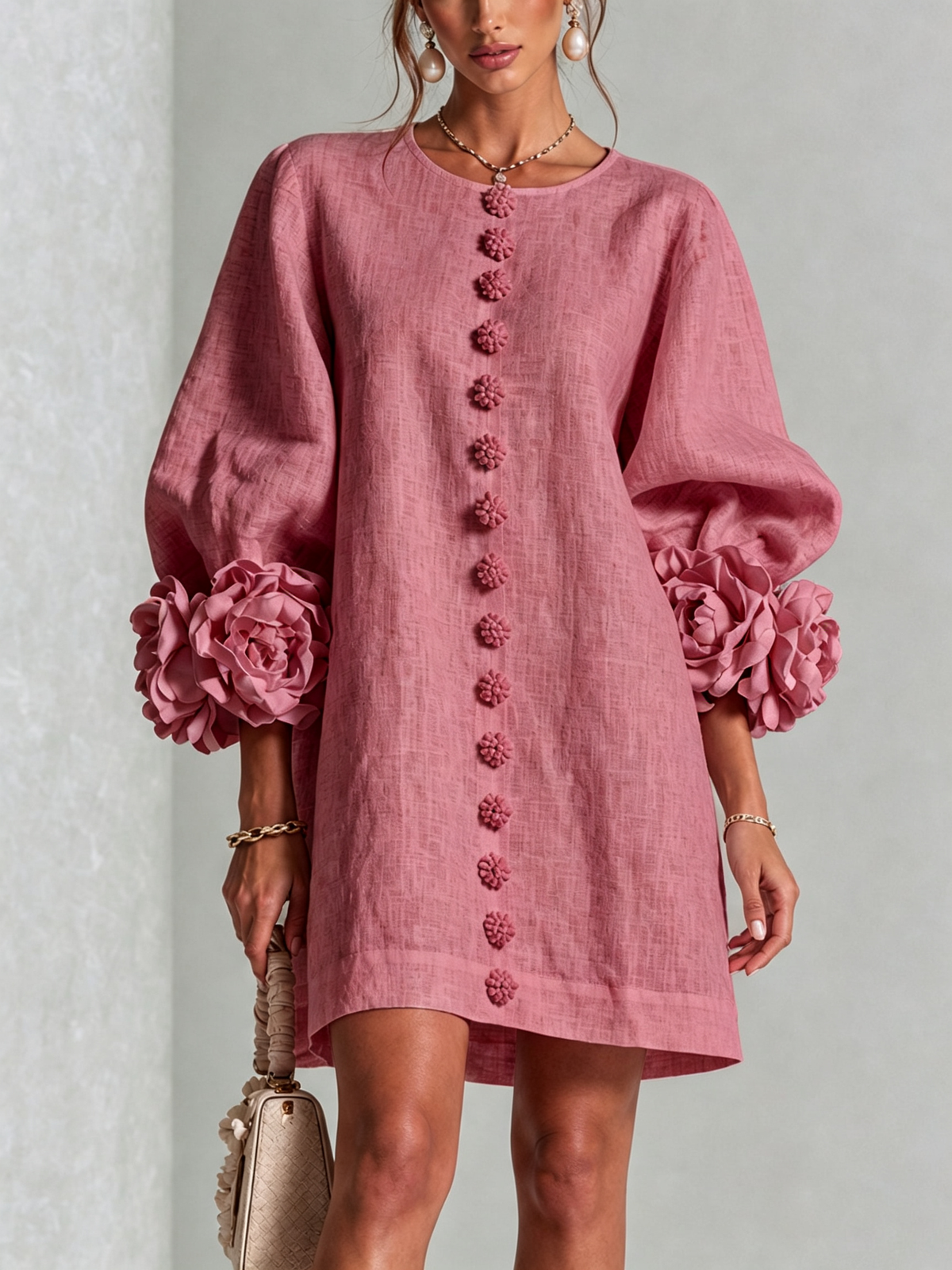 Mini robe blanche boutonnée à fleurs et poignets floraux sculptés