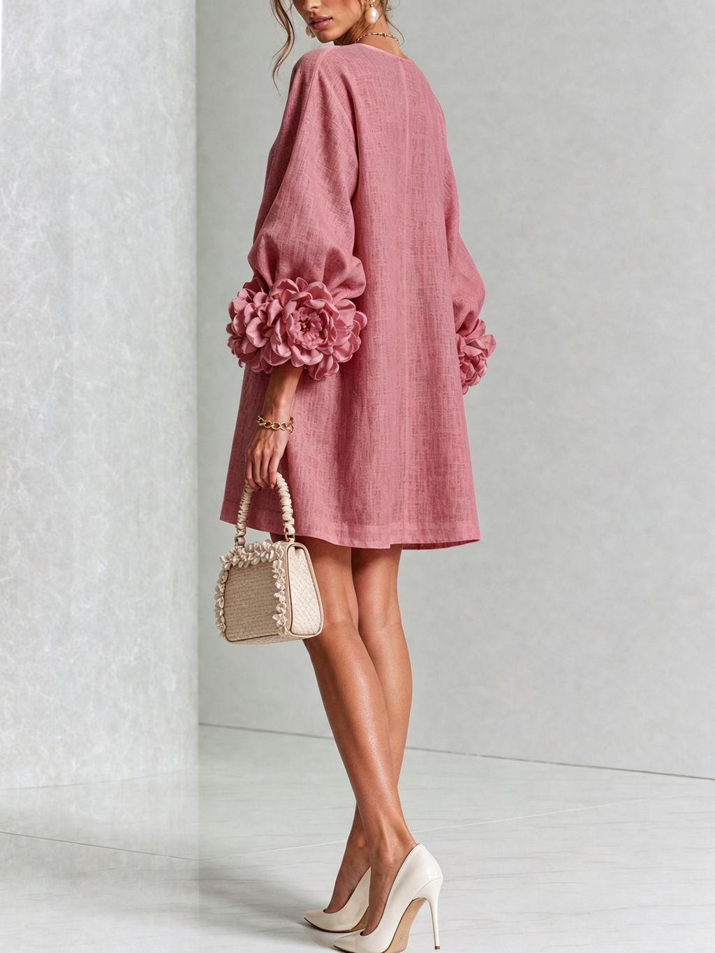 Mini robe blanche boutonnée à fleurs et poignets floraux sculptés
