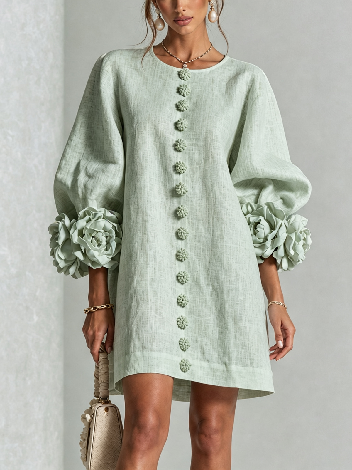 Mini Robe Blanche à Boutons Fleurs et Manches Florales Extravagantes