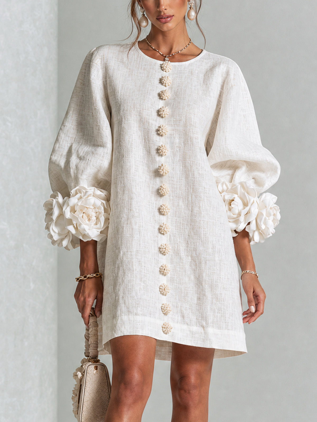 Mini Robe Blanche à Boutons Fleurs et Manches Florales Extravagantes