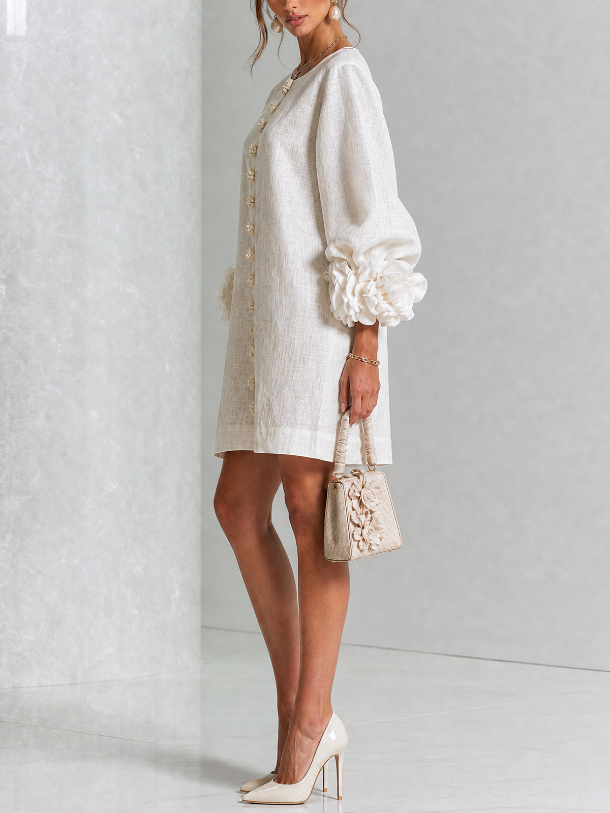 Mini Robe Blanche à Boutons Fleurs et Manches Florales Extravagantes