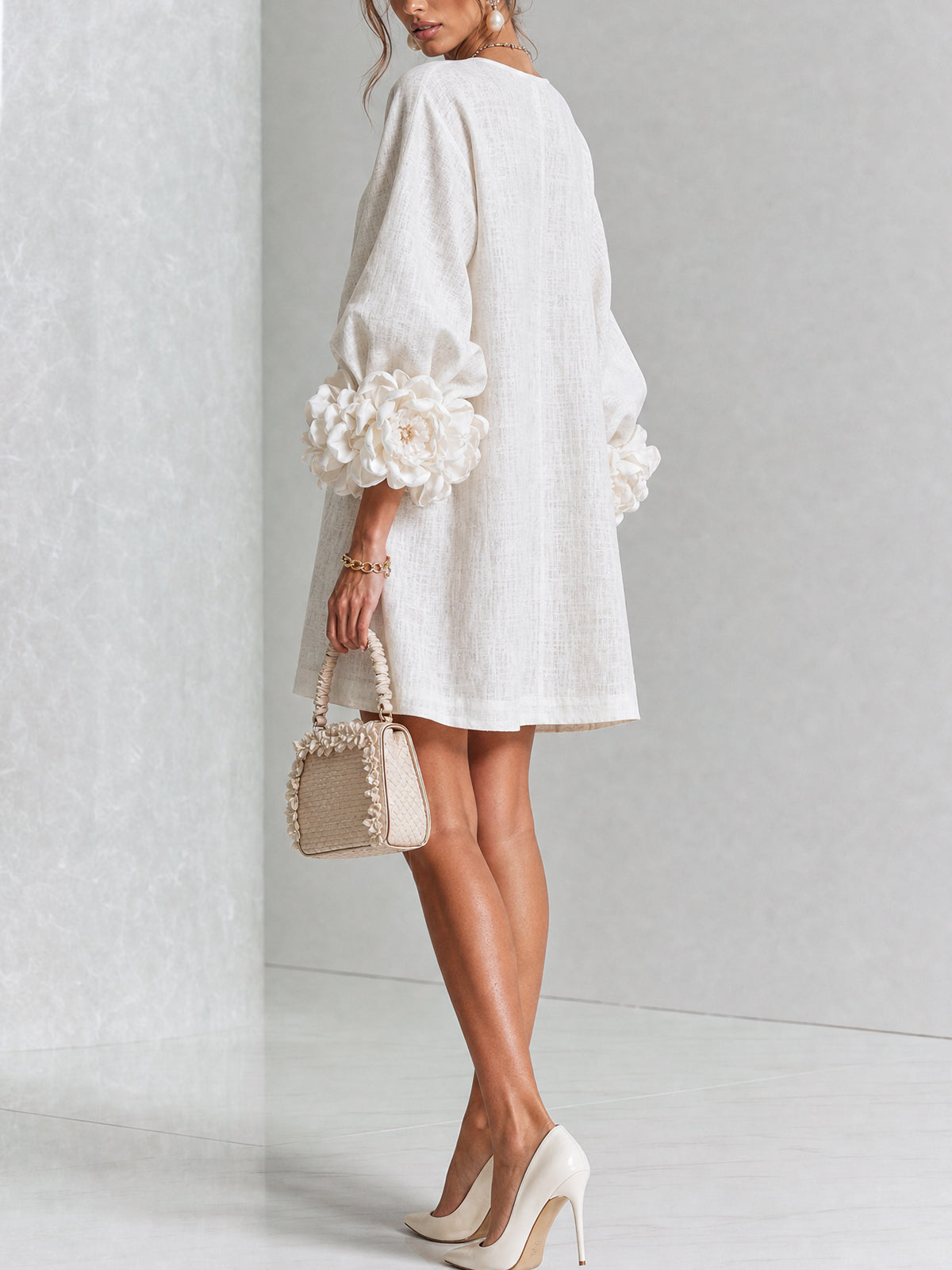 Mini Robe Blanche à Boutons Fleurs et Manches Florales Extravagantes