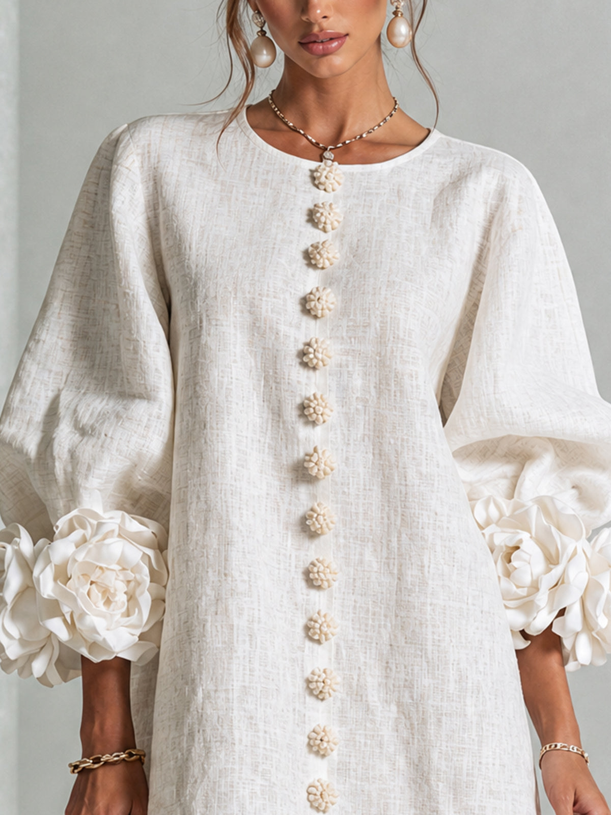 Mini Robe Blanche à Boutons Fleurs et Manches Florales Extravagantes