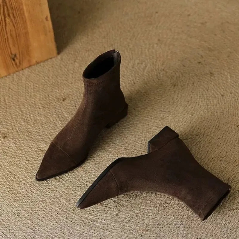 Delfina - Bottines en daim à bout pointu et petit talon
