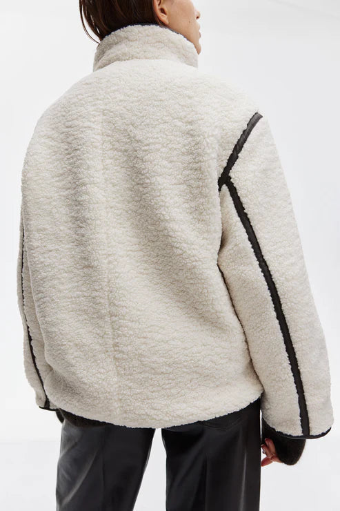 Veste en laine avec détails noirs