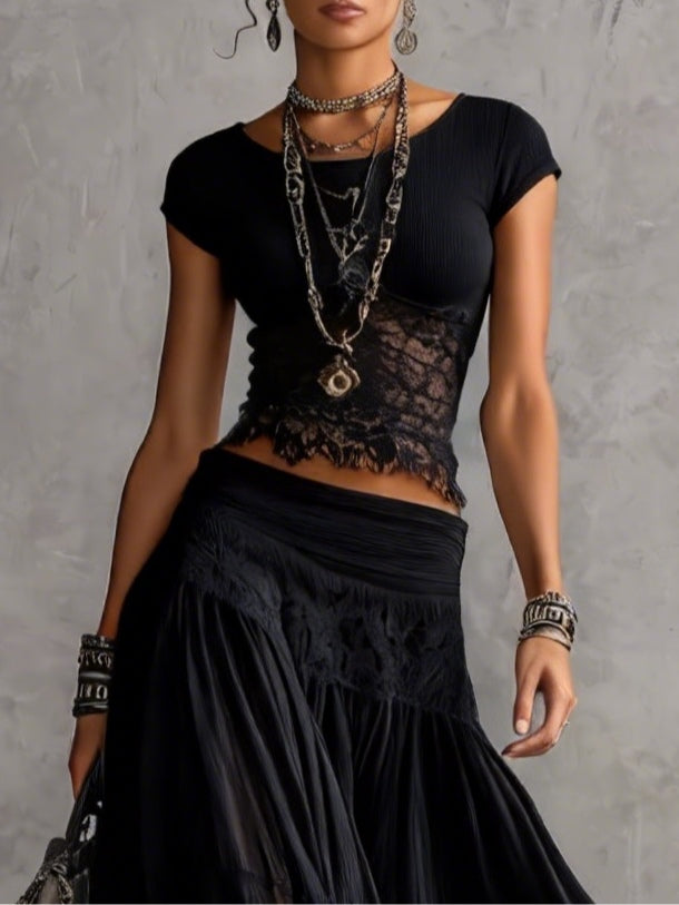 Ensemble noir avec top en dentelle transparente et jupe maxi plissée