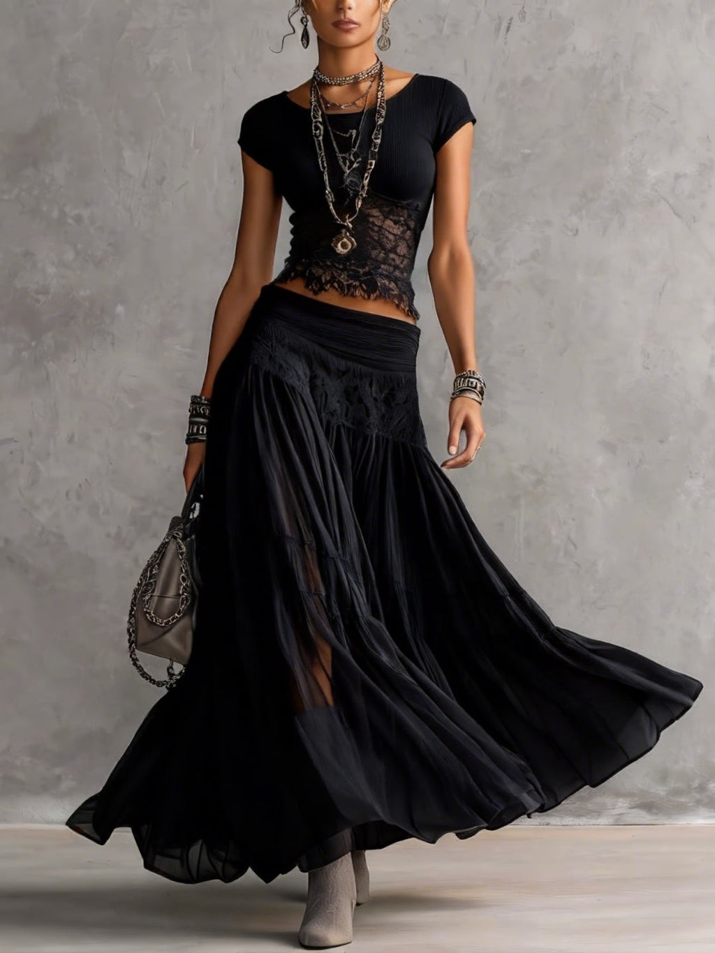 Ensemble noir avec top en dentelle transparente et jupe maxi plissée