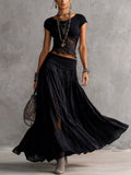 Ensemble noir avec top en dentelle transparente et jupe maxi plissée