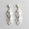Boucles d’oreilles goutte avec pétales d’orchidée