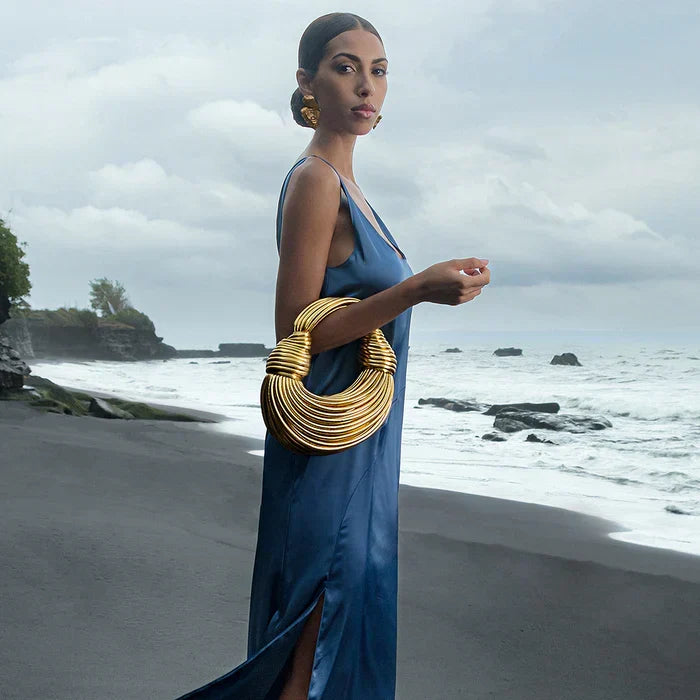 Sac rigide doré au design sculptural